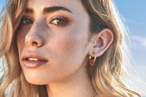 bloom hoop earrings orange modelo