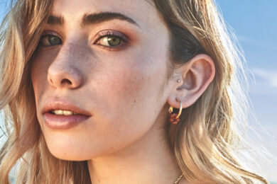 bloom hoop earrings orange modelo