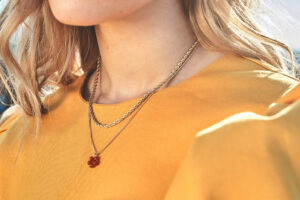 bloom necklace orange necklacelayer modelo