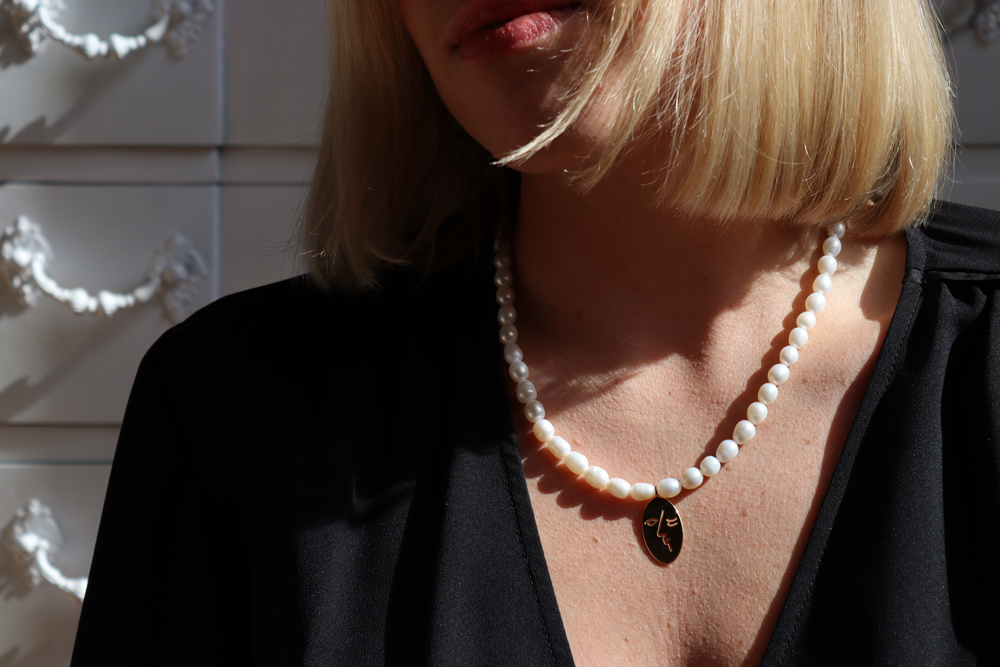 kiss pearl necklace model zoom