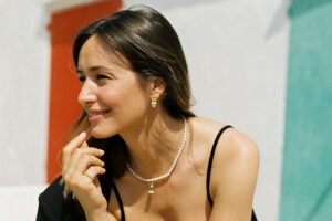 dejavu necklace and earrings combined with pearl necklace dolce model