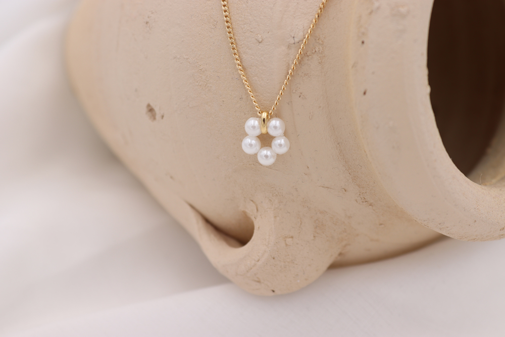 bloom necklace white pearl bodegon