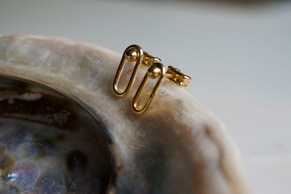 capsule earrings shell bodegon