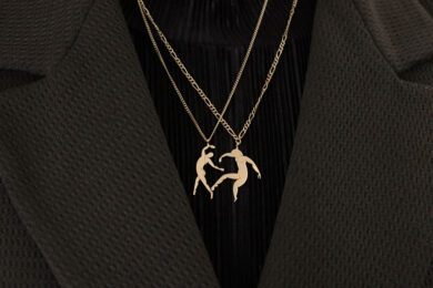 joy-and-hug-necklaces-model