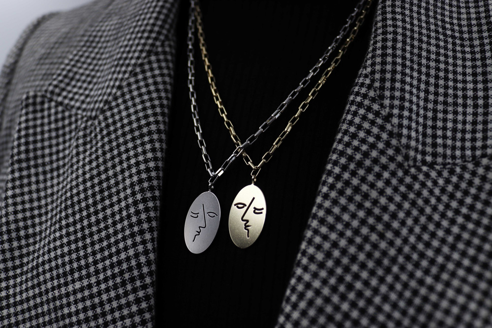 kiss link necklaces gold and silver model