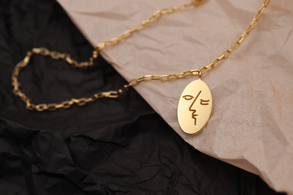 kiss necklace link chain bodegon