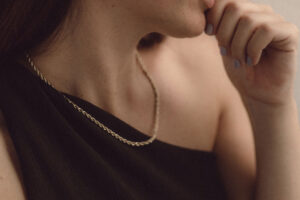 twister necklace model