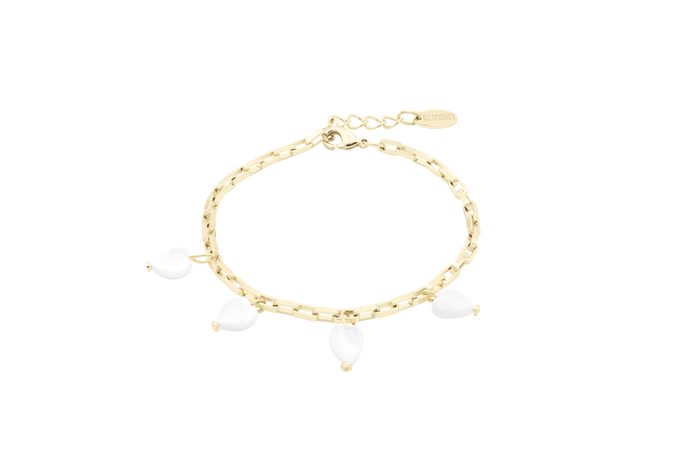 Golden linkchain bracelet with tiny mother of pearl hearts