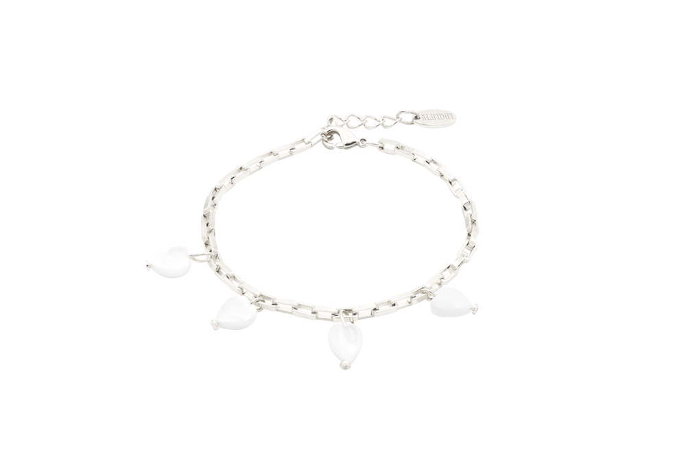 Silver linkchain bracelet with mother of pearl hearts