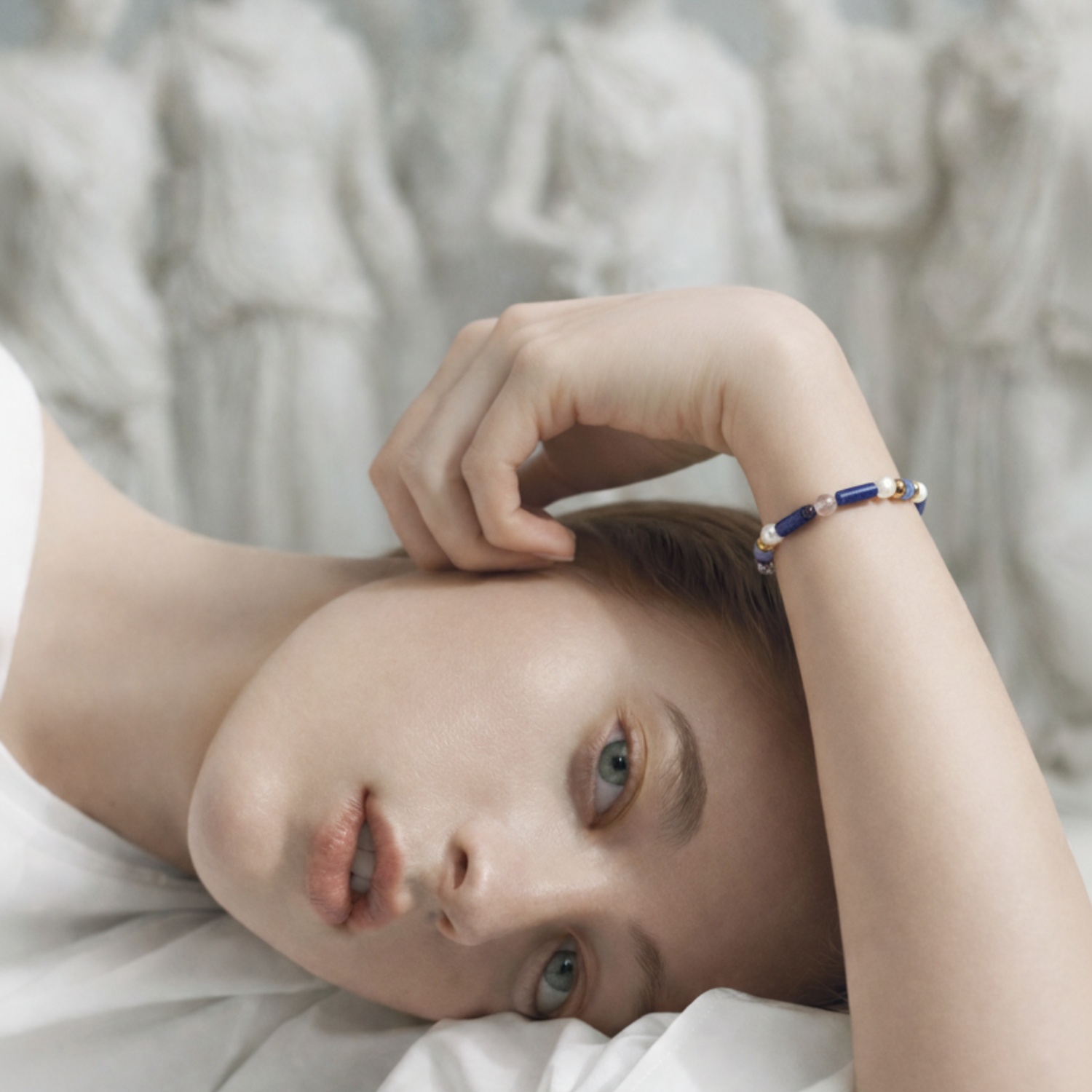 Primer pla d’una model amb l’Athens Bracelet al canell, polsera beaded en tons blaus, blancs i daurats amb estil contemporani.